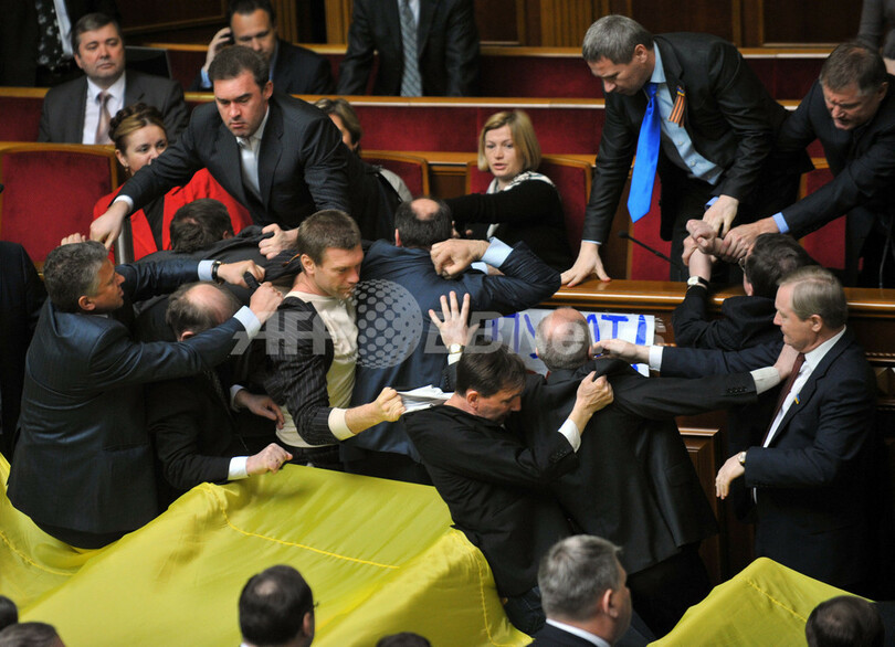 ウクライナ議会、露海軍の駐留期限延長で大パニックに