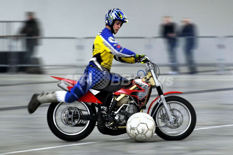 バイクにまたがりシュート 一風変わったサッカー モトボール 写真2枚 国際ニュース Afpbb News