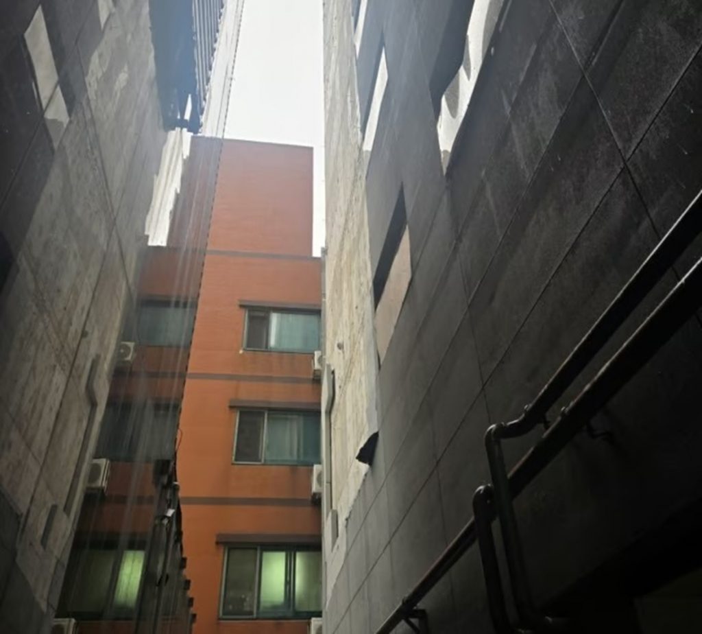 外壁崩壊の部屋「毛布で風防ぐ」…韓国・仁川の保証金詐欺被害者の過酷な現実 写真枚 国際ニュース：AFPBB News