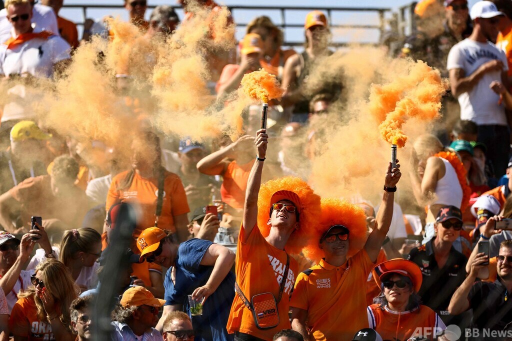 フェルスタッペン「愚かだ」 発煙筒投げ込んだファンに苦言 写真7枚 国際ニュース：AFPBB News