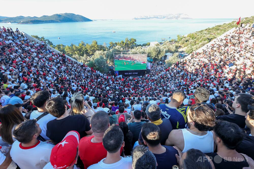 サッカーW杯PV用巨大スクリーン、大学入試配慮で禁止 トルコ