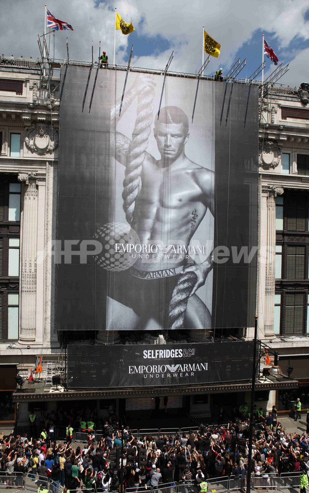 デビッド・ベッカム起用「アルマーニ」下着の巨大新広告、ロンドンで ...