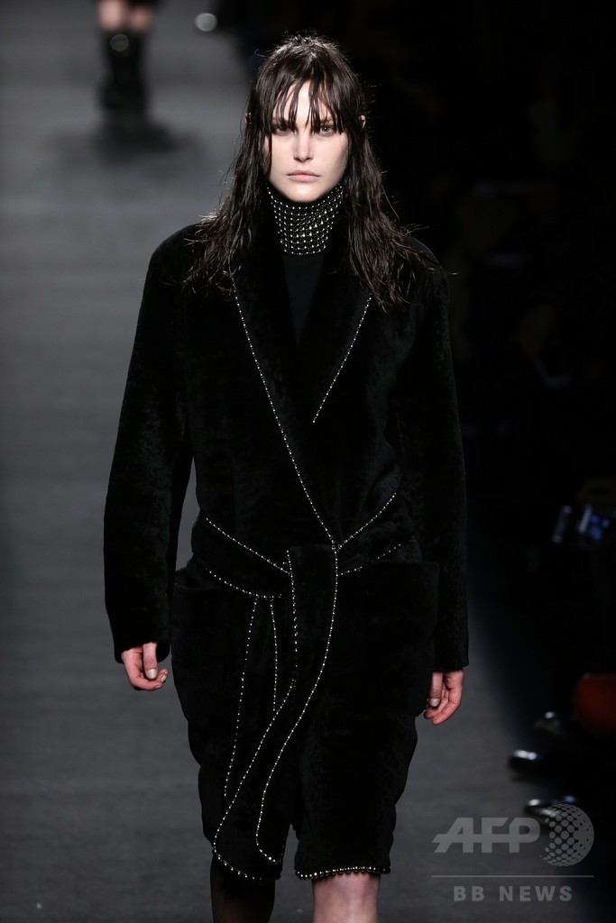 レザーやベルベットで表現するヘビメタ、「アレキサンダー ワン」15/16年秋冬