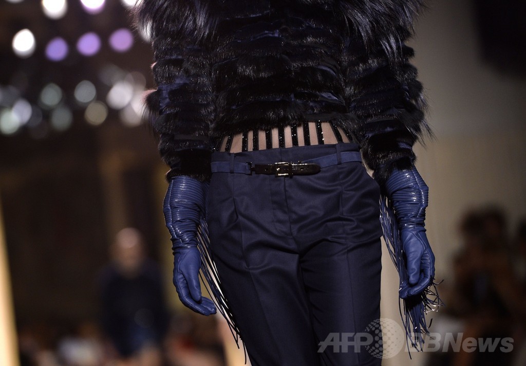 深いスリットとシアーな素材で官能的なスタイルを提案、「アトリエ ヴェルサーチ」14/15年秋冬オートクチュール