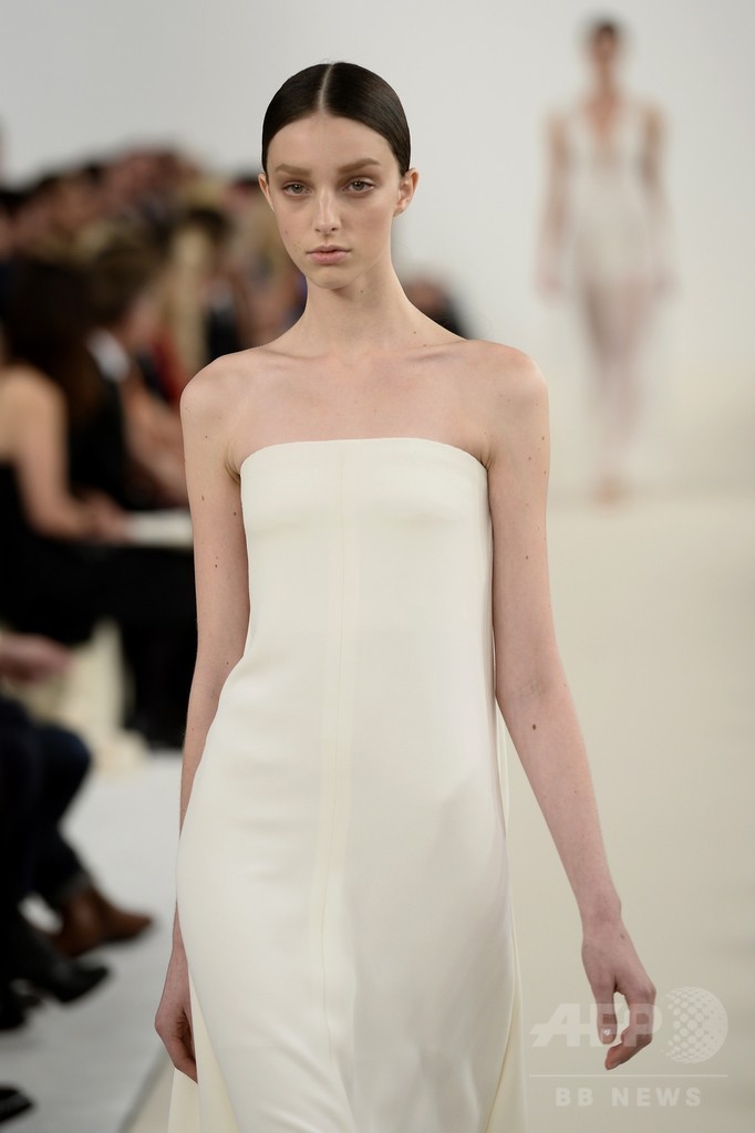 「ヴァレンティノ」、白一色のオートクチュール発表