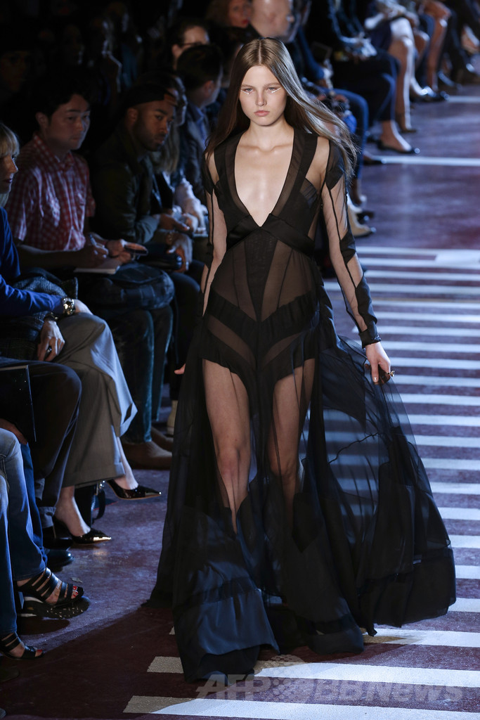 ボリュームと軽さの絶妙なバランス、「アレクサンドル・ボーティエ」14/15年秋冬オートクチュール