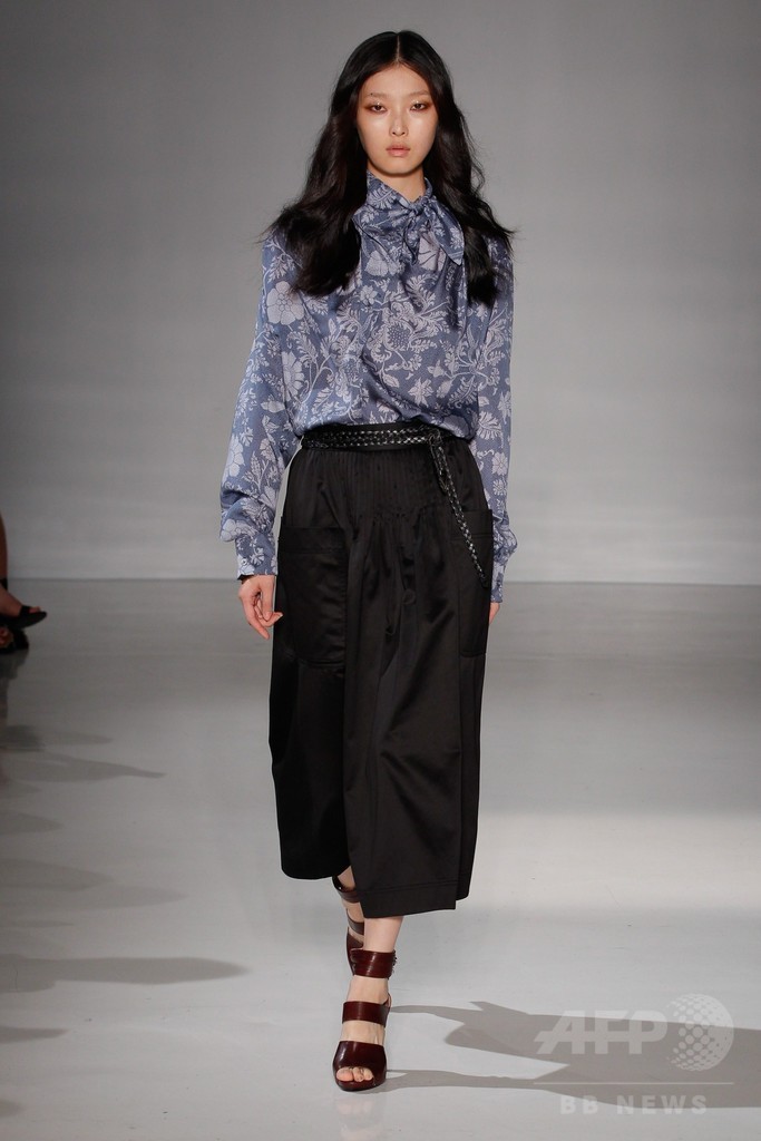 膝下丈のスカートでエレガントに、「ジル・スチュアート」15年春夏