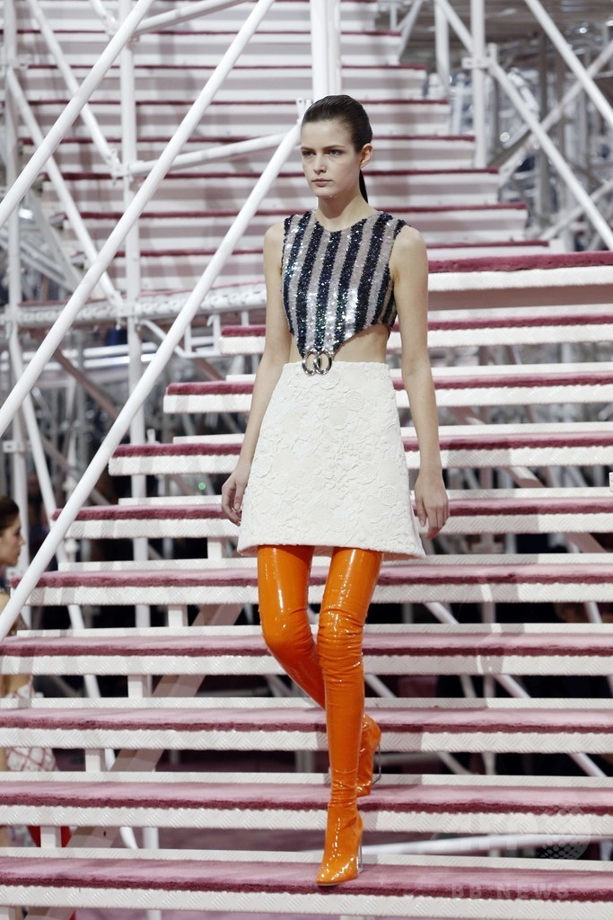 50～70年代の要素を取り入れた新たな女性像を提案、「ディオール」15年春夏オートクチュール