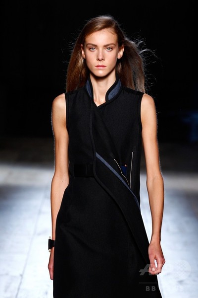 ベルトとポケットでアクセント、「ヴィクトリア ベッカム」15年春夏