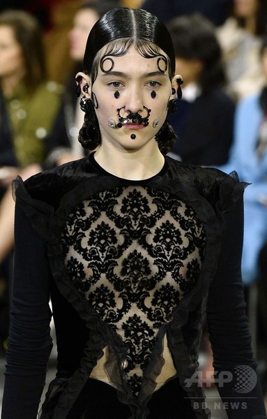 ヴィクトリア朝の要素をフェイスジュエリーに、「ジバンシィ」15/16  