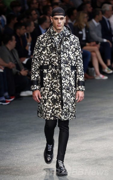 モノトーンに散りばめた花びら、「ジバンシィ」15年春夏メンズ