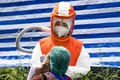 タイの首都バンコクの市場前で、新型コロナウイルス検査を行う医療従事者（2021年9月4日撮影）。(c)Jack TAYLOR / AFP