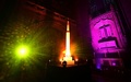 英リバプール大聖堂で行われた、アートユニット「ルクスムラリス」による光と音のインスタレーション「Space, The Universe and Everything」（2022年2月17日撮影）。(c)Paul ELLIS / AFP