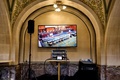 オランダ・ハーグの国際司法裁判所で、無人となったロシア側の席を映したテレビ画面（2022年3月16日撮影）。(c)Phil nijhuis / ANP / AFP