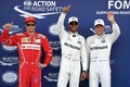 17F1第8戦、アゼルバイジャンGP予選後の歓声に応えたフェラーリのキミ・ライコネン、メルセデスAMGのルイス・ハミルトンとバルテリ・ボッタス（2017年6月24日撮影）。(c)AFP/ANDREJ ISAKOVIC