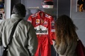 イタリアのイモーラ（Imola）で開催された故アイルトン・セナ（Ayrton Senna）氏の没後20年追悼式典で展示品を眺める人々（2014年5月1日撮影）。(c)AFP/MAURO MONTI