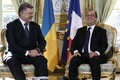 仏パリのエリゼ宮（大統領府）で開かれたウクライナ危機をめぐる4か国首脳会議の前に2者対談に臨むウクライナのペトロ・ポロシェンコ大統領とフランソワ・オランド仏大統領（2015年10月2日撮影）。(c)AFP/PHILIPPE WOJAZER