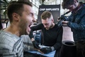 スウェーデンのストックホルムで、チップ移植を行う男性（2018年1月18日撮影）。(c)AFP PHOTO / Jonathan NACKSTRAND