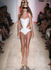 ニューヨーク市内で発表されたエルベ・レジェ バイ マックスアズリア（Herve Leger By Max Azria）の09年春夏コレクション（2008年9月7日撮影）。(c)AFP/Getty Images/Scott Gries