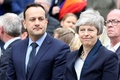 英領北アイルランド・ベルファストで、ライラ・マッキーさんの葬儀に参列した英国のテリーザ・メイ首相（右）とアイルランドのレオ・バラッカー首相（2019年4月24日撮影）。(c)Paul Faith / AFP