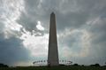 ワシントン記念塔（Washington Monument）前を歩く警備員、2011年8月25日撮影）。(c)AFP/Mandel NGAN