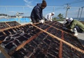 千葉県南房総市にある外房捕鯨で、鯨肉を干す従業員ら（2019年1月17日撮影）。(c) Kazuhiro NOGI / AFP
