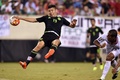 北中米カリブ海サッカー連盟ゴールドカップ準々決勝、メキシコ対コスタリカ。メキシコにPKが与えられるきっかけとなったオリベ・ペラルタが倒れ込む場面（2015年7月19日撮影）。(c)AFP/JEWEL SAMAD