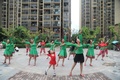 中国・安徽省で中高年に混ざり、広場ダンスをする女の子（2017年8月3日撮影）。(c)CNS/張婭子