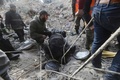 地震に見舞われたシリア北部アレッポで、捜索活動を行う人（2022年2月7日撮影）。(c)LOUAI BESHARA / AFP
