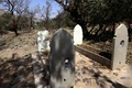 イラク北部カンディルで、クルド人武装組織「クルド労働者党（PKK）」に対するトルコ軍の空爆で損傷したとされる墓地（2015年7月29日撮影）。(c)AFP/SAFIN HAMED