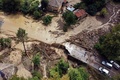 トルコ・カスタモヌ近郊で起きた洪水の現場（2021年8月11日撮影）。(c)Demiroren News Agency (DHA) / AFP