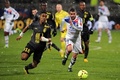 12-13フランス・リーグ1は10日、第24節の試合が各地で行われ、オリンピック・リヨン（Olympique Lyon）は1-3でリール（Lille OSC）に敗れた。

リールのフランク・ベリア（Franck Beria、左）とボールを競るオリンピック・リヨンのリサンドロ・ロペス（Lisandro Lopez、2013年2月10日撮影）。(c)AFP/PHILIPPE MERLE