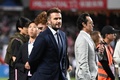 サッカー親善試合、香港選抜対インテル・マイアミ。試合後のあいさつに臨むインテル・マイアミの共同オーナーのデビッド・ベッカム氏（2024年2月4日撮影）。(c)Peter PARKS / AFP