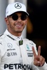 17F1第8戦、アゼルバイジャンGP予選。ポールポジション獲得を喜ぶメルセデスAMGのルイス・ハミルトン（2017年6月24日撮影）。(c)AFP/ANDREJ ISAKOVIC