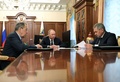 ロシア・モスクワの大統領府で行われた会議で、ウラジーミル・プーチン大統領（中央）と言葉を交わす、セルゲイ・ショイグ国防相（右）とセルゲイ・ラブロフ外相（左、2016年12月29日撮影）。(c)AFP/Sputnik/Michael Klimentyev