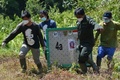 インドネシア・カリマンタン島で、オランウータンが入ったおりを運ぶ人々。ボルネオ・オランウータン・サバイバル・ファウンデーション（BOSF）提供（2021年2月16日撮影、同23日公開）。(c)AFP PHOTO / BORNEO ORANGUTAN SURVIVAL FOUNDATION
