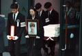 韓国ソウルの病院で行われた男性アイドルグループ「SHINee（シャイニー）」のキム・ジョンヒョンさんの告別式で、ひつぎを運ぶ家族や友人ら（2017年12月21日撮影）。(c)AFP PHOTO / JUNG Yeon-Je