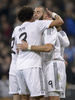 サッカースペイン国王杯（Copa del Rey 2013-14）5回戦、レアル・マドリード（Real Madrid）対オサスナ（CA Osasuna）第1戦。前半19分に先制点を決め、チームメートのペペ（Pepe、中央左）らと喜び合うレアル・マドリードのカリム・ベンゼマ（Karim Benzema、中央右、2014年1月9日撮影）。(c)AFP/DANI POZO