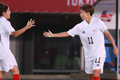 東京五輪、サッカー女子1次ラウンド・グループE、チリ対日本。チームメートとゴールを喜ぶ田中美南（右、2021年7月27日撮影）。(c)Kohei CHIBAHARA / AFP