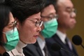 香港で記者会見に臨む、林鄭月娥（キャリー・ラム）行政長官（左から2番目、2020年2月3日撮影）。(c)AFP/Anthony WALLACE