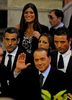イタリア南部ナポリ（Naples）で、初閣議を終えたシルビオ・ベルルスコーニ（Silvio Berlusconi）首相（下）（2008年5月21日撮影）。(c)AFP/MARIO LAPORTA