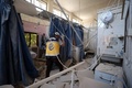 砲撃を受けたシリア北部アフリンの病院で被害の状況を調べる民間防衛隊「ホワイト・ヘルメット」の隊員（2021年6月13日撮影）。(c)OMAR HAJ KADOUR / AFP