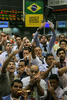 2008年1月23日、ブラジル・サンパウロ（Sao Paulo）のブラジル商品先物取引所（Brazilian Mercantile &amp; Futures Exchange、BM&amp;F）で取引を行うトレーダー。(c)AFP/Mauricio LIMA