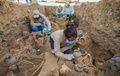ペルー・チャンチャン遺跡で、集団墓地の発掘を行う作業員。ペルー文化省提供（2021年11月11日撮影）。(c)AFP PHOTO /  PERUVIAN MINISTRY OF CULTURE