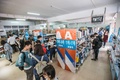 届いた荷物を各自で探し出す学生（2018年11月14日撮影）。(c)CNS/陳冠言