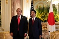 都内の迎賓館でドナルド・トランプ米大統領（左）との会談に臨む安倍晋三首相（2019年5月27日撮影）。(c)Brendan SMIALOWSKI / AFP