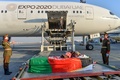 アフガニスタンの首都カブール空港で、日本人医師、中村哲さんのひつぎの前で敬礼する儀仗（ぎじょう）兵ら（2019年12月7日撮影）。(c)NOORULLAH SHIRZADA / AFP