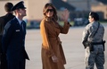 米首都ワシントン郊外のアンドルーズ空軍基地で、専用機へ向かうメラニア・トランプ米大統領夫人（中央、2018年10月1日撮影）。(C)SAUL LOEB / AFP
