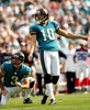 フィールドゴールを決めるジャガーズのキッカー、ジョシュ・スコビー（%%Josh Scobee%%、右）。(c)AFP/Getty Images Sam Greenwood