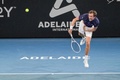 テニス、アデレード国際1、男子シングルス準決勝。サーブを打つダニール・メドベージェフ（2023年1月7日撮影）。(c)Brenton EDWARDS / AFP